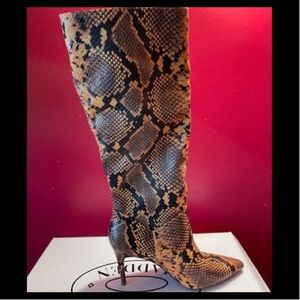 Steve Madden Yellow and Black python print boot. Brand new. 8.5